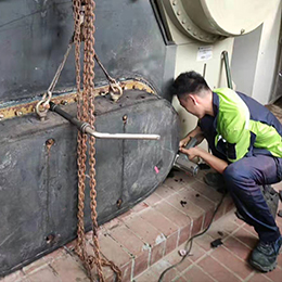 某办(bàn)公(gōng)楼约克YK离心式冷水机组维修保养
