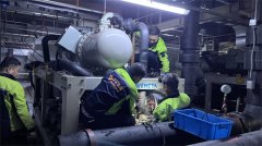 京乐企服為(wèi)工(gōng)厂客户提供风冷磁悬浮离心式冷水机组维修