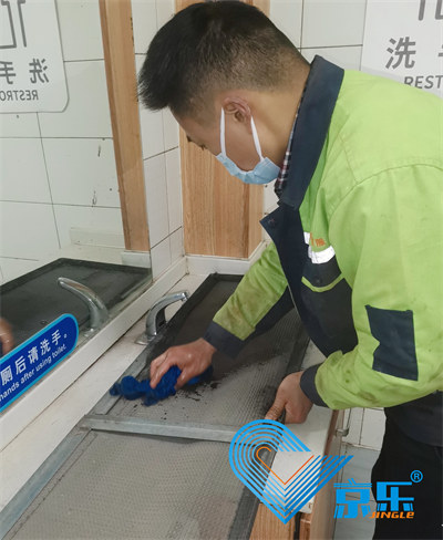 商(shāng)用(yòng)空调清洗需要找专业维修人员